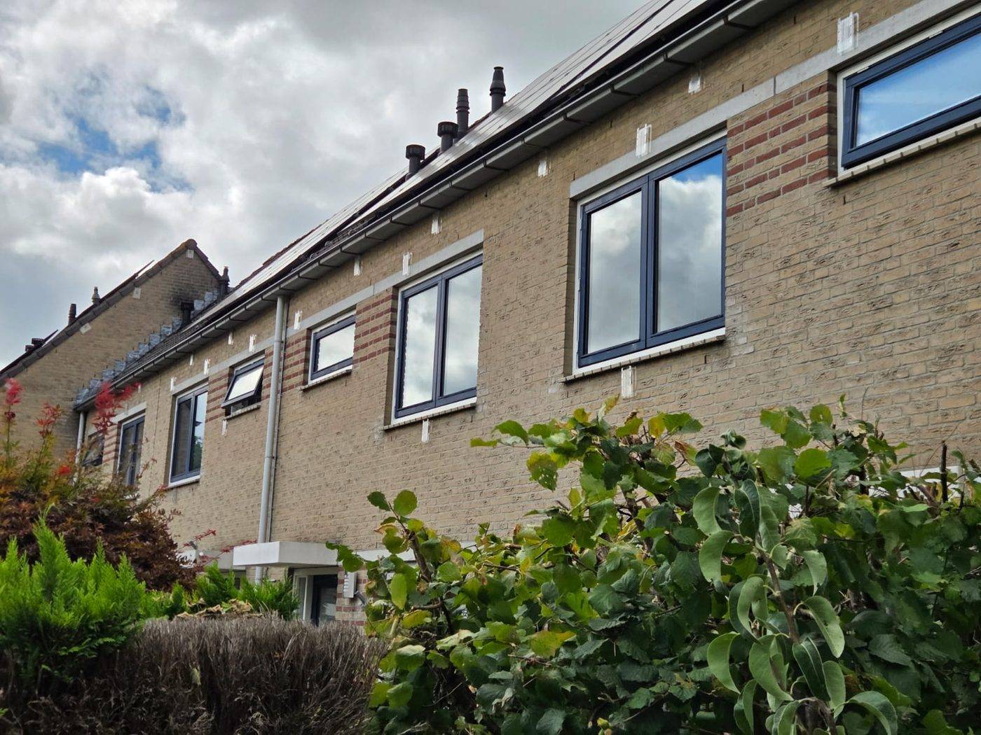Gevel waarbij de dakrand met stroken tijdelijk ontoegankelijk is gemaakt